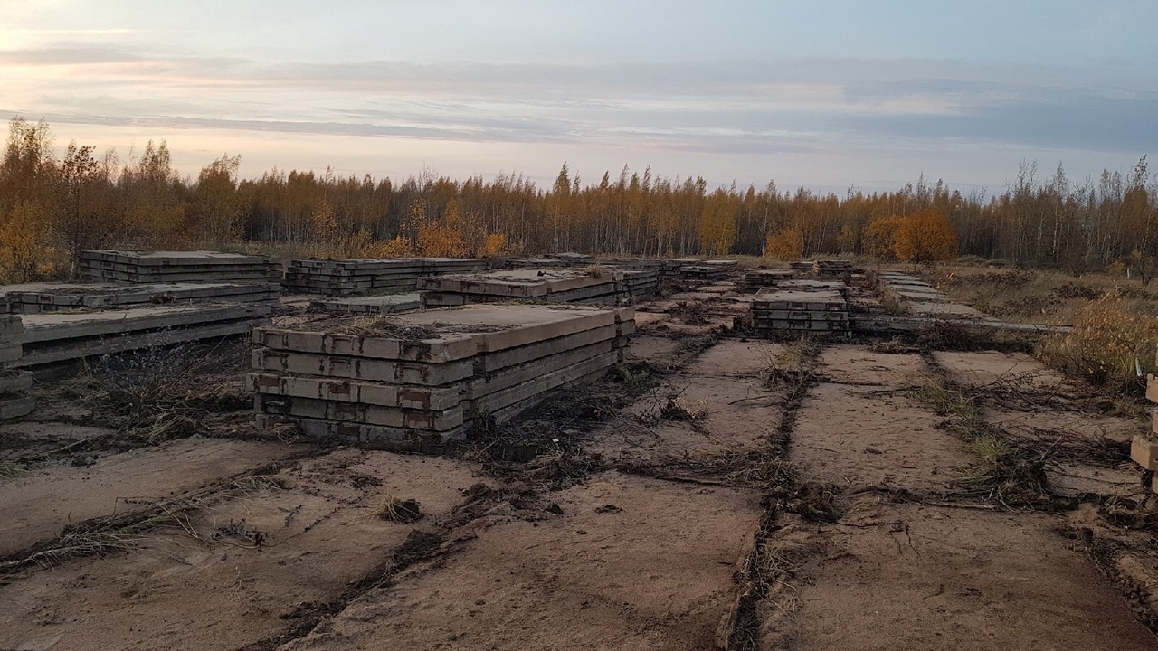 Смоленск северный. Смоленский Северный аэропорт. Военный аэродром Смоленск. Аэродром Смоленск Северный демонтируют плиты. Аэродром военный Северный Смоленск.