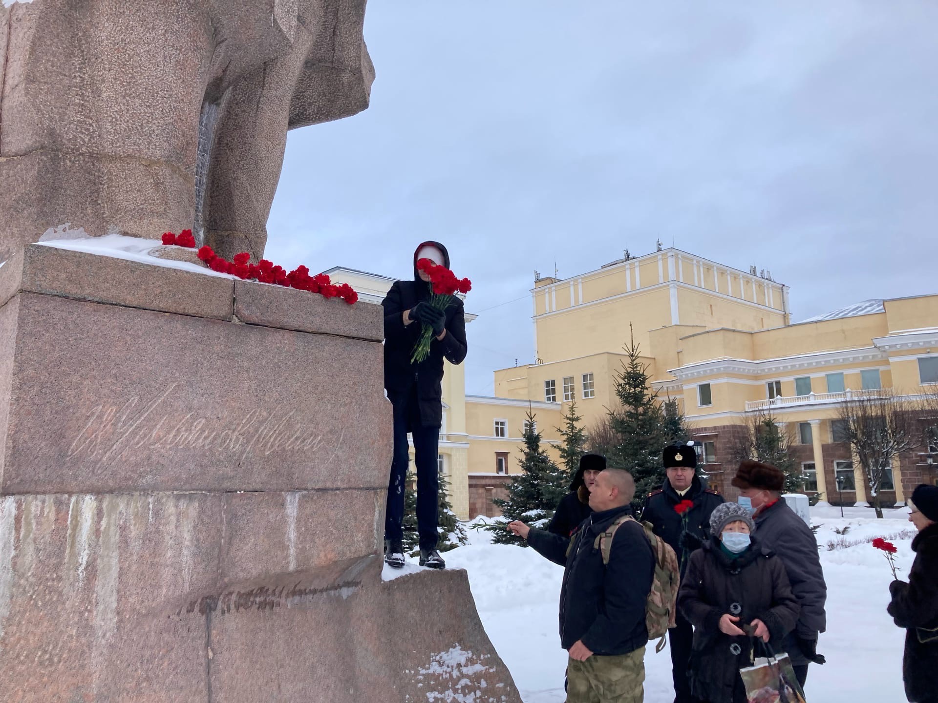 Памятник Ленину Ленина 15